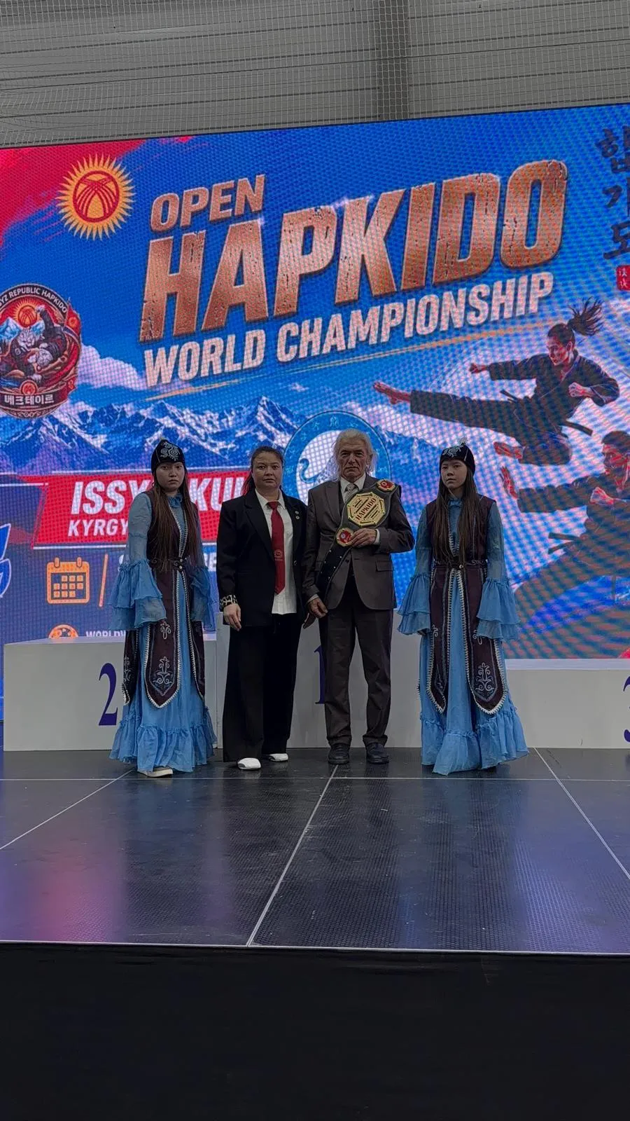 Kırgızistan ın İssy Kul bölgesinde yapılan Açık Dünya Hapkido Şampiyonasında en yüksek rütbesi ile (9.Dan Grand Master) Ulu hoca. Baş Danışman olarak görev yapan WAHA Dünya Hapkido Başkan ı Şükrü Kınataş a. Kırgızistan Hapkido Federasyonu Başkanı Nazire U
